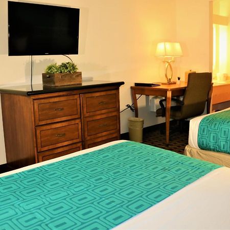 Howard Johnson By Wyndham Lake Front Park Kissimmee Exterior photo