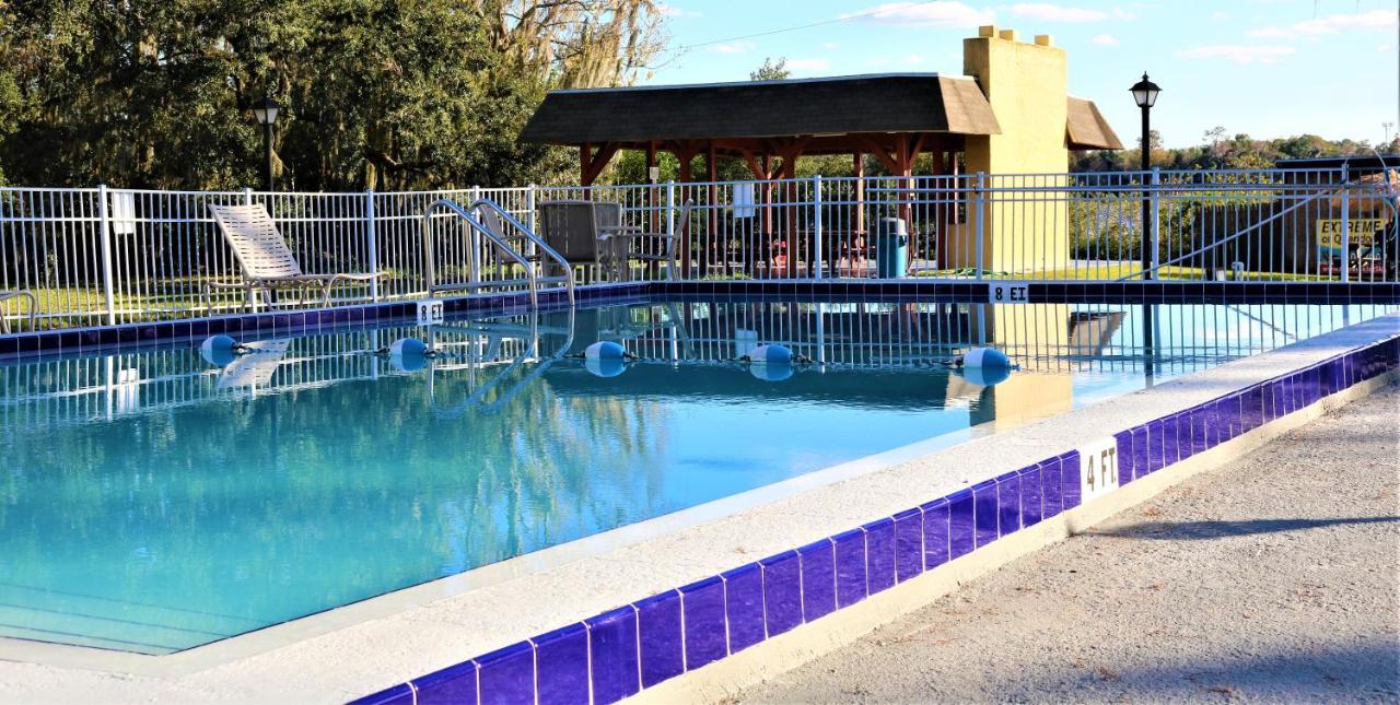Howard Johnson By Wyndham Lake Front Park Kissimmee Exterior photo